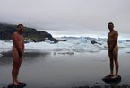 不惧严寒冰岛人 在北极圈冰水中裸泳