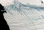 南极冰川现30公里裂缝 或将诞生巨型冰山