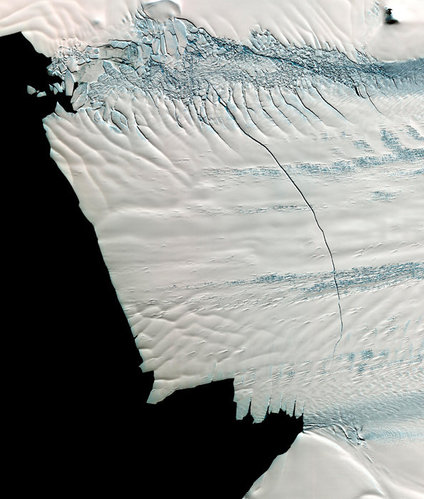 南极冰川现30公里裂缝 或将诞生巨型冰山