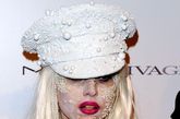 Lady GaGa,谁都不能驾驭了,需要一定的勇气和技巧才能“堪当大任”。 银白色发色搭配白色大礼帽别有一番情调。