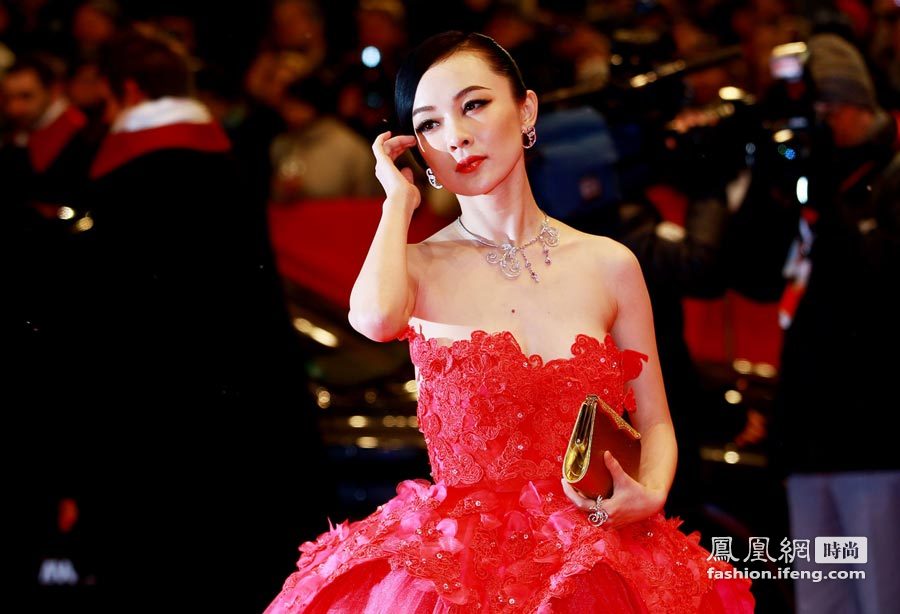 中国女星现身电影节 裹胸礼服展性感玉背