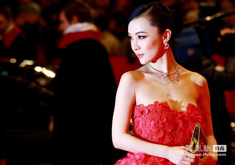 中国女星现身电影节 裹胸礼服展性感玉背