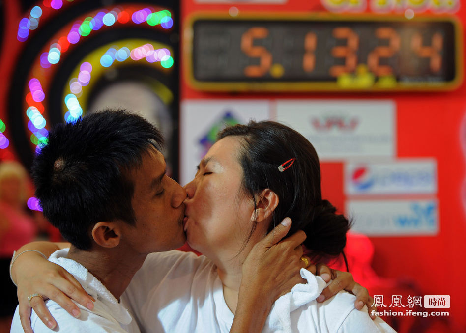 泰国举行情侣接吻马拉松大赛 
