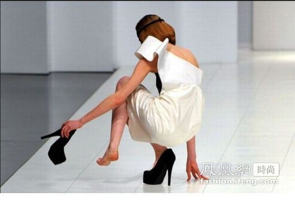 凤凰时尚在纽约：模特T台失足跌倒 遭品牌封杀委屈无处发泄