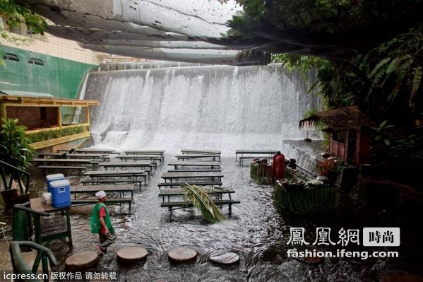 菲律宾瀑布餐厅 听水声享美食 