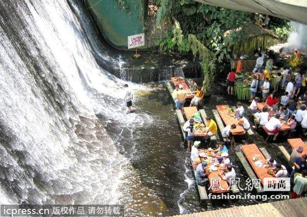 菲律宾瀑布餐厅 听水声享美食 