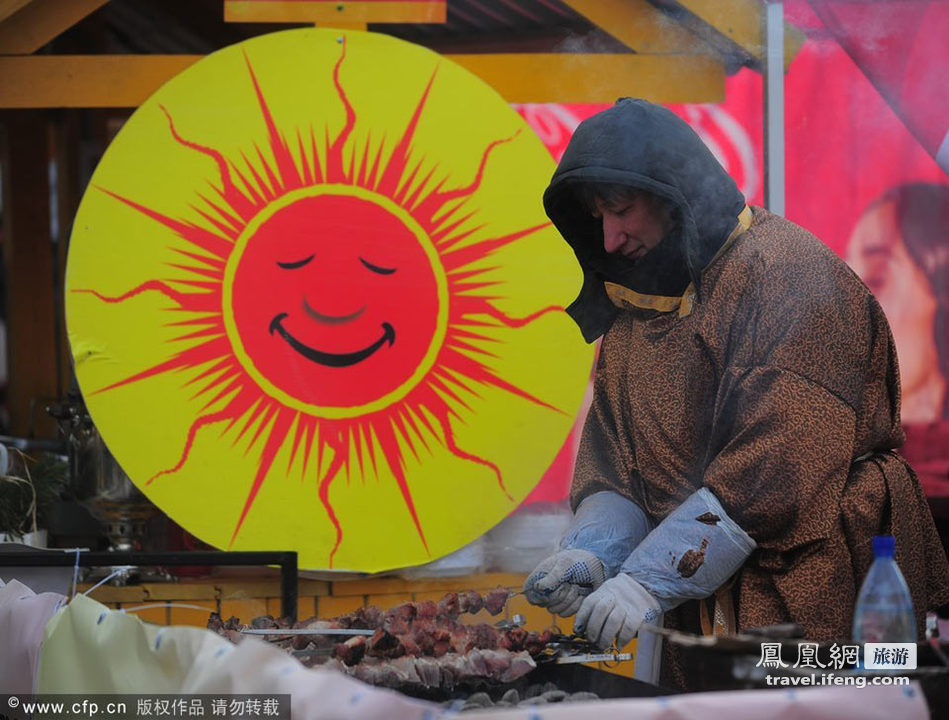 俄罗斯举办传统“薄饼节” 街上分享各色美食