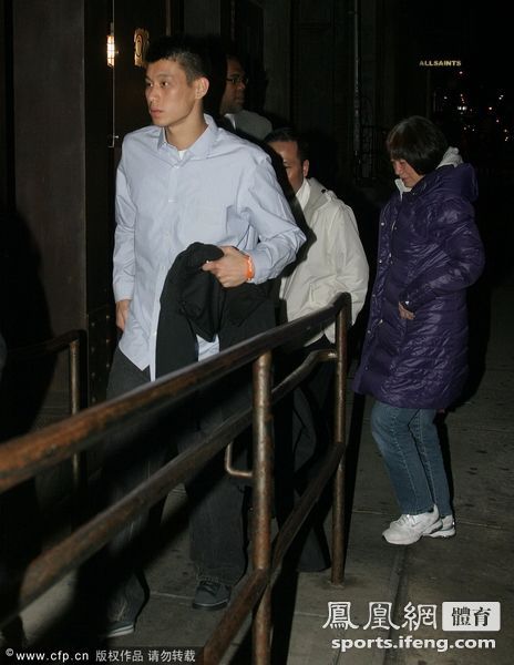 林书豪与父母外出吃饭 好友菲尔兹相陪[高清大