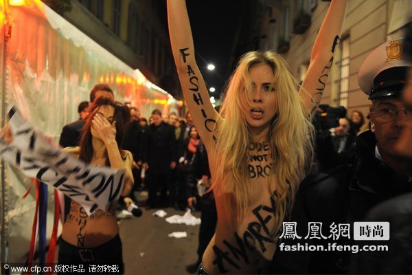 爆发反时尚游行 抗议者举“时尚=法西斯”