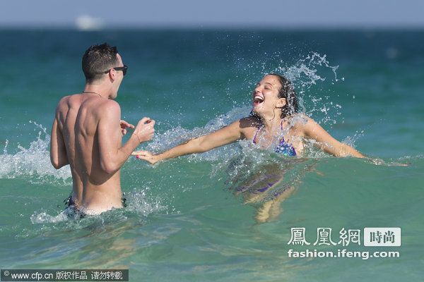 女星度假展新款比基尼 34D好身材闪耀海滩