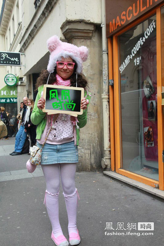 时尚“武林大会”巴黎上演 街拍达人化身粉红女郎