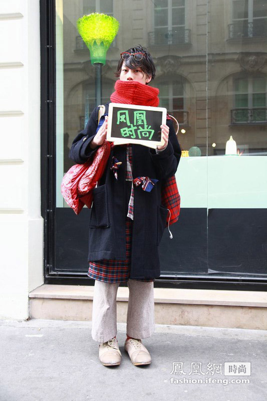 时尚“武林大会”巴黎上演 街拍达人化身粉红女郎