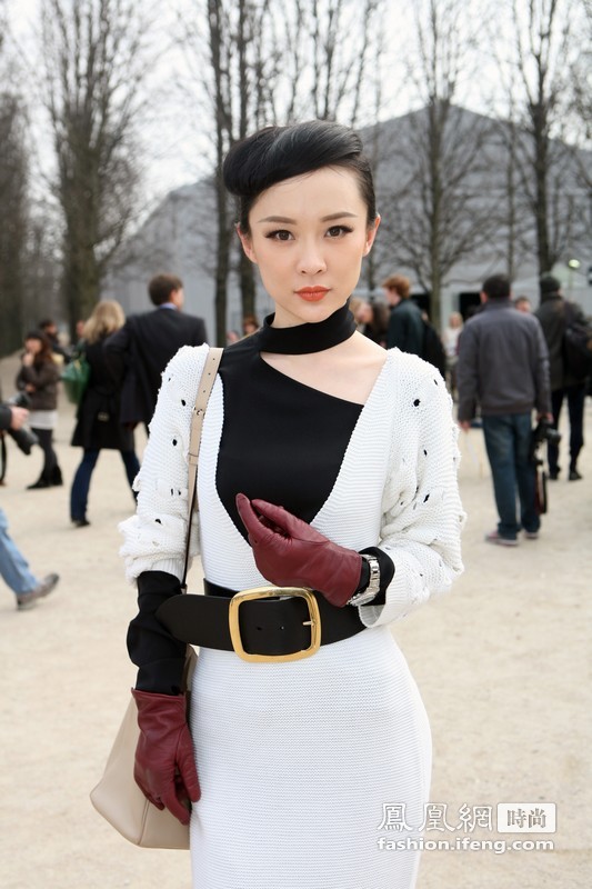 凤凰时尚独家直击霍思燕亮相巴黎时装周 黑白长裙叠加穿法时尚优雅