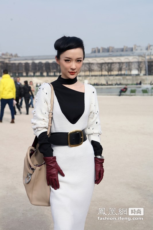 凤凰时尚独家直击霍思燕亮相巴黎时装周 黑白长裙叠加穿法时尚优雅