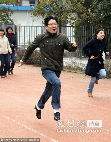 高跟鞋赛跑 男子穿高跟与女子一争高下