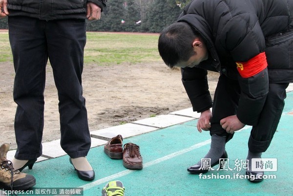 高跟鞋赛跑 男子穿高跟与女子一争高下