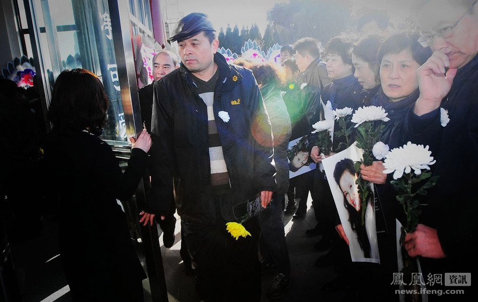 宋祖英、姜昆、黄宏等政协委员送别友人