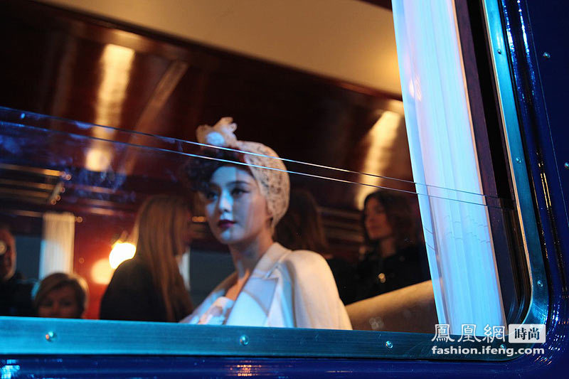 独家拍摄：范冰冰助阵巴黎时装周LV秀 火车上亲吻小马哥