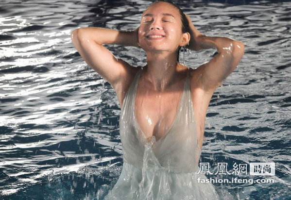 张梓琳水底广告湿身诱惑 性感演绎出水芙蓉