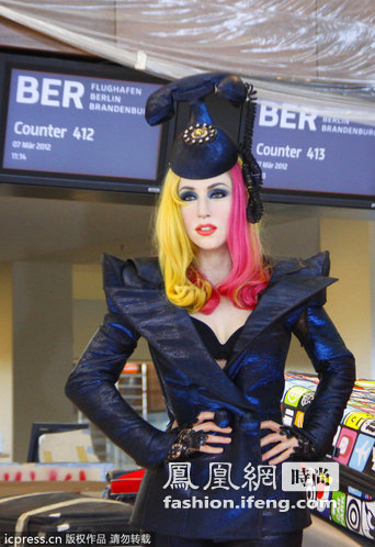 蜡像版Lady Gaga现身机场 渐变撞色玩弄彩色发系