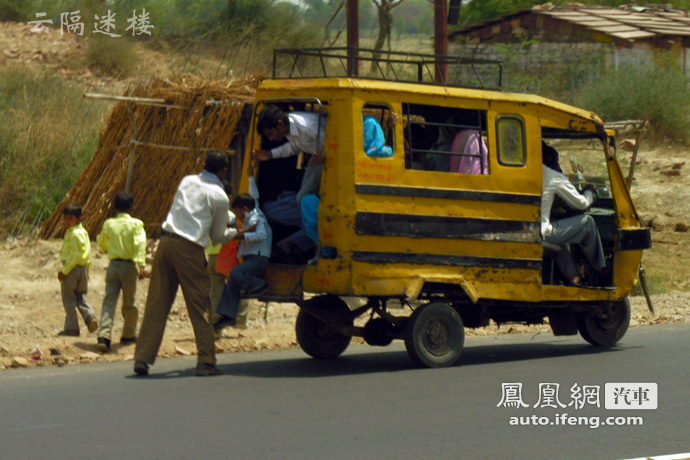 要人命的印度校车 简直是毫无安全可言