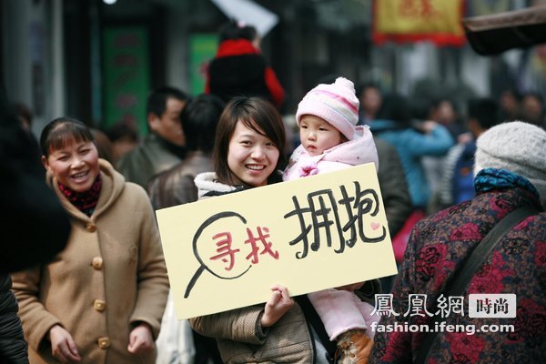 杭州女大学生举牌“寻拥抱”倡议传递关爱 外国人热情响应