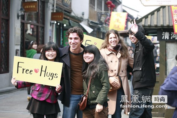 杭州女大学生举牌“寻拥抱”倡议传递关爱 外国人热情响应