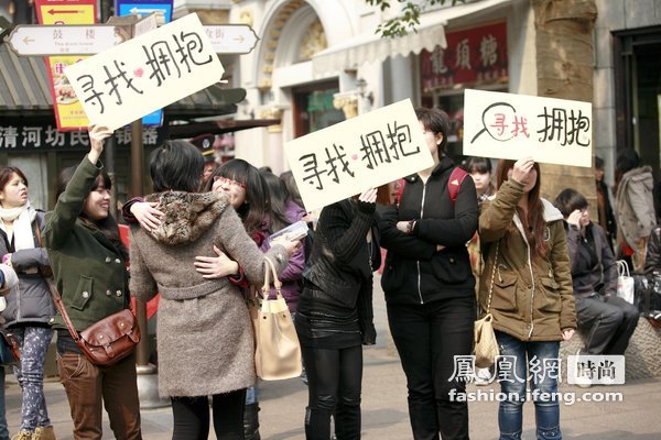 杭州女大学生举牌“寻拥抱”倡议传递关爱 外国人热情响应