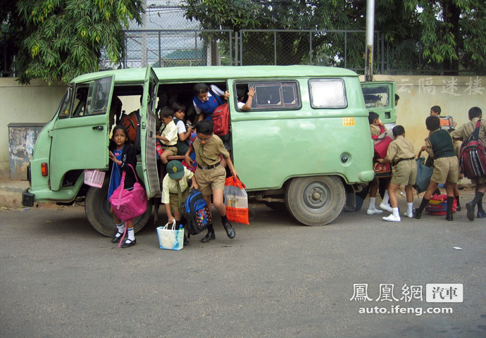 要人命的印度校车 简直是毫无安全可言