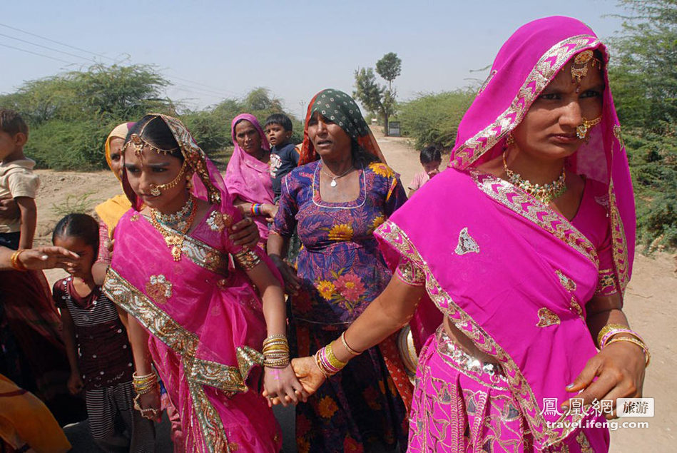 为避重蹈覆辙 印度为性工作者女儿举行集体婚礼