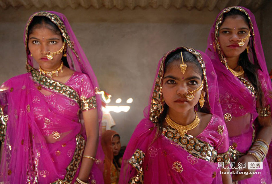 为避重蹈覆辙 印度为性工作者女儿举行集体婚