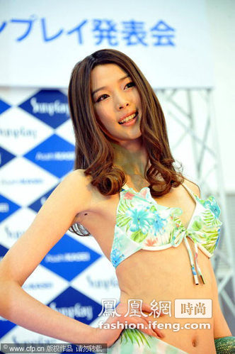 河北模特赴日本代言泳衣 甜美亮相大展修长身姿
