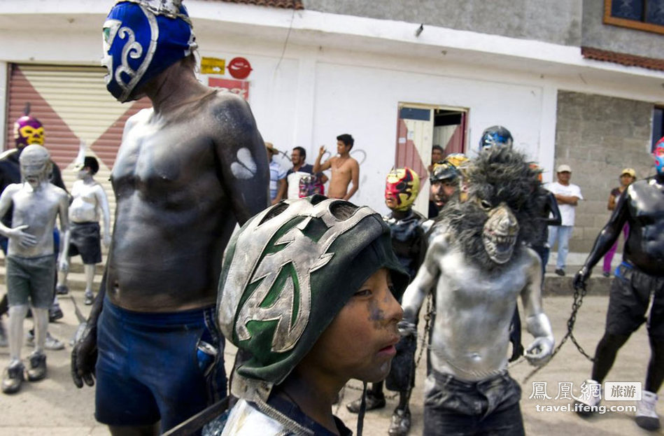 墨西哥狂欢节 涂成小黑鬼去要钱