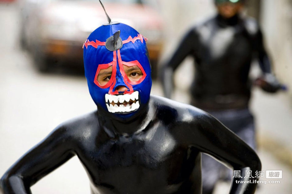墨西哥狂欢节 涂成小黑鬼去要钱