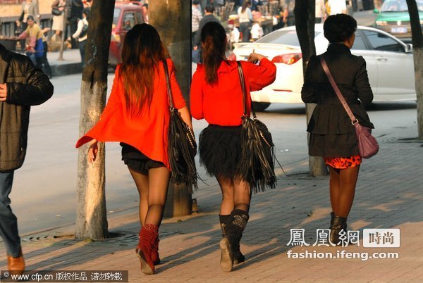 贵阳女人提前过夏天 超短裙成街头特殊风景