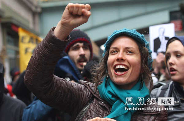 时尚少女内衣上街 声援美国“仇富”运动