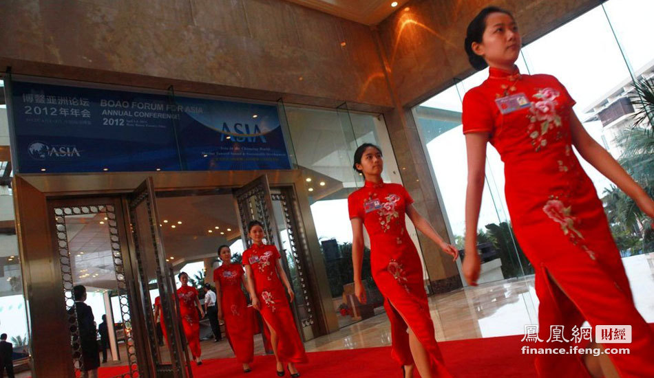 2012博鳌论坛:迎宾礼仪一袭中国红旗袍静候宾