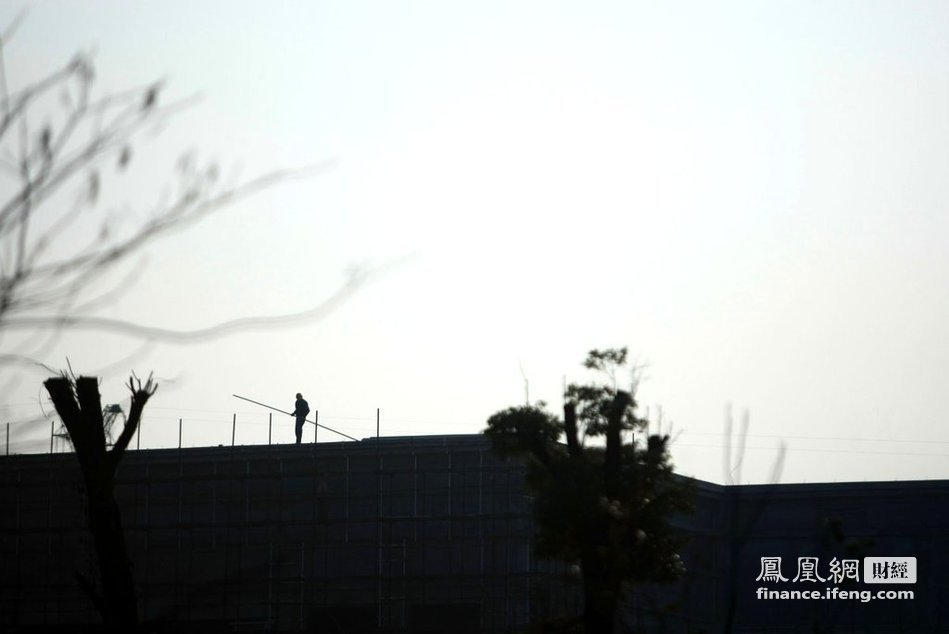 江苏长江村给别墅发村民分黄金每个男丁一套高档别墅门铸铝图片