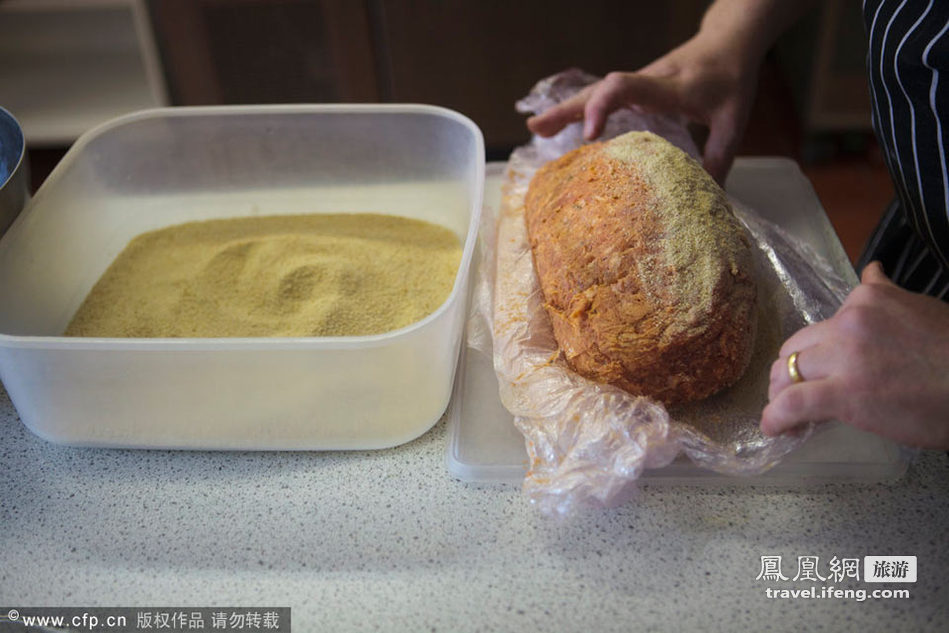 实拍英国厨师鸵鸟蛋制作超大复活节彩蛋