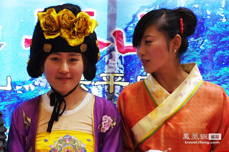 2012中国国内旅游交易会 美女成展台一景