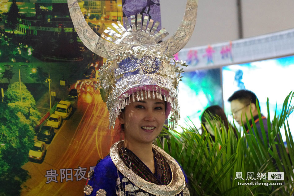 2012中国国内旅游交易会 美女成展台一景