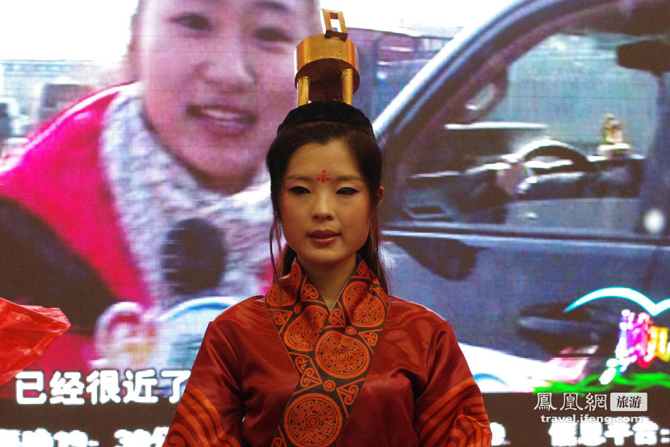 2012中国国内旅游交易会 美女成展台一景