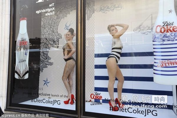 设计师JPG跨界健怡可乐 辣模人体彩绘宣传惹火街头