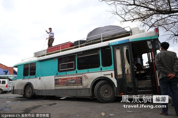 法国夫妇改装大巴 一家六口自驾游至新疆