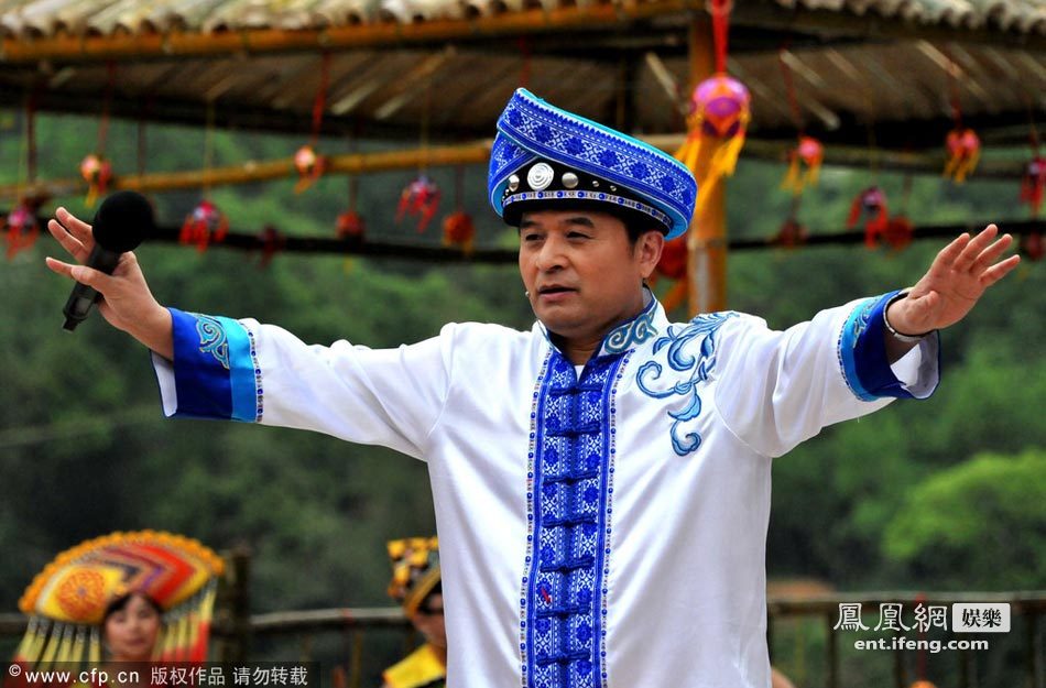 央视《五一七天乐》进壮乡 毕福剑变身阿牛哥