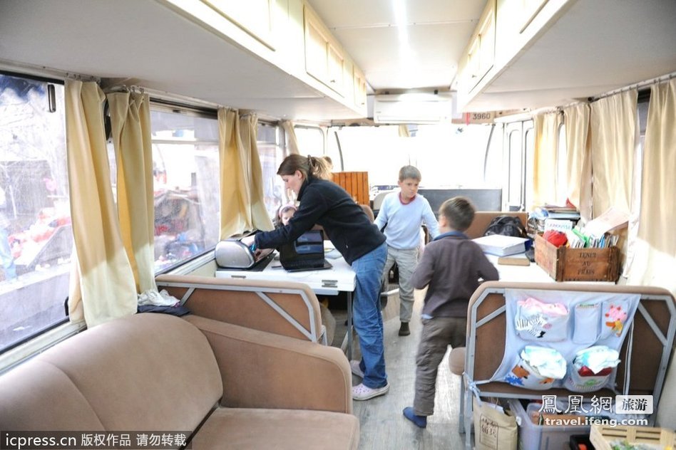 法国夫妇改装大巴 一家六口自驾游至新疆
