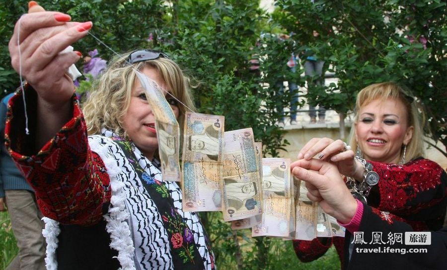 巴勒斯坦婚礼习俗 新郎新娘胸前挂钞票