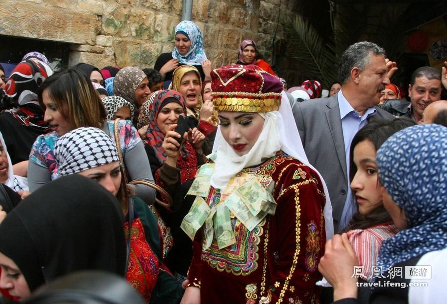 巴勒斯坦婚礼习俗 新郎新娘胸前挂钞票
