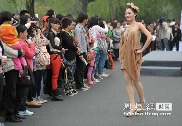 西湖上演生态时装秀 原始自然风受万人围观