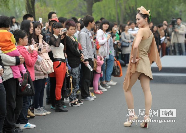 西湖上演生态时装秀 原始自然风受万人围观